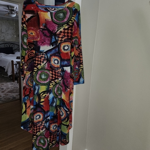 Unique and eye catching hi low top - Picture 2 of 4